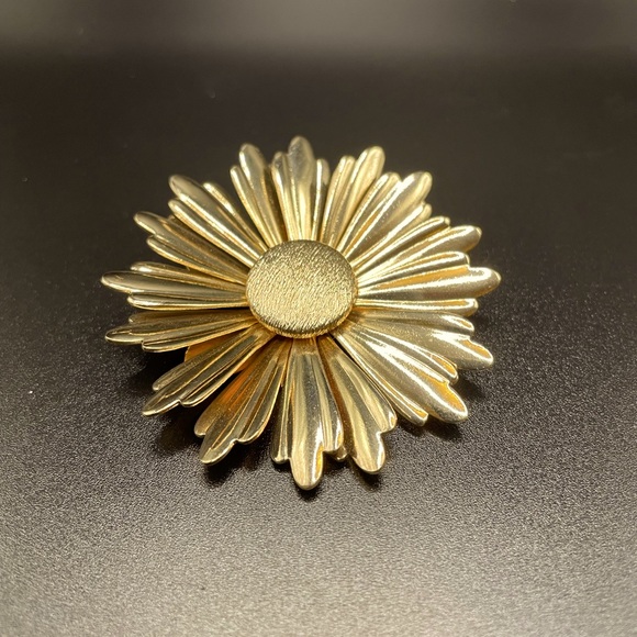 Sarah Coventry Jewelry - Sarah Coventry-1969-Goldtone Sunflower Pin